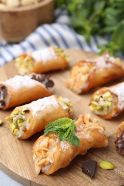 Peynirli, fındıklı, pudra şekerli, çikolatalı ve naneli nefis cannoli.