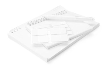 Not defterleri ve diğer kırtasiyeler beyaz üzerine izole edilmiş