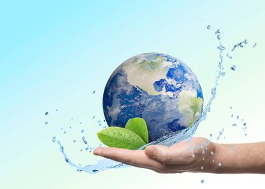 Su kavramını sakla. Yeşil yapraklı ve suyla kaplı yeryüzü, insanın elinde mavi eğimli arka plana doğru sıçrıyor. Yakın plan.