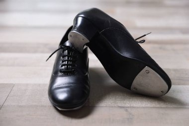 Step dansı için bir çift ayakkabı, yerde, yakın çekim.