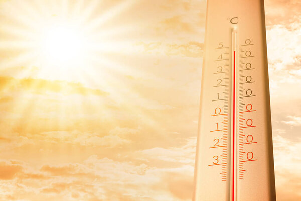 Чрезвычайно высокая температура на термометре против оранжевого неба в солнечный день. Жаркая летняя погода