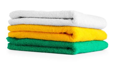 Beyaz üzerine izole edilmiş renkli havlu yığını.