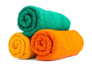 Renkli rulo havlular beyazda izole edilmiş.