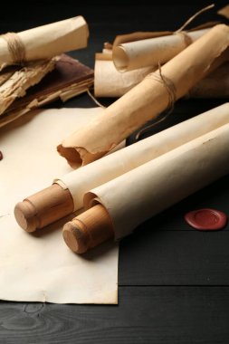 Birçok eski tomarlar siyah ahşap masada, yakın plan