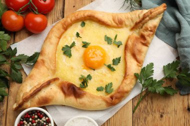 Peynirli, yumurtalı, domatesli, maydanozlu ve baharatlı lezzetli khachapuri.