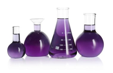 Beyaz üzerine izole edilmiş menekşe sıvısı olan laboratuvar camları.