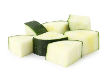 Taze kabak parçaları beyaza izole edilmiş.