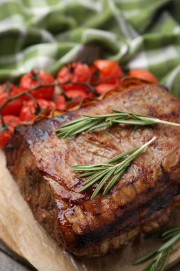 Biberiyeli ve domatesli leziz biftek, yakın plan.