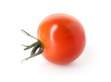 Bir olgun vişneli domates beyaza izole edilmiş.