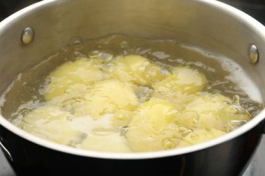 Fırında haşlanmış taze patates, yakın plan.