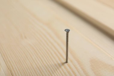 Masada tahta çivi var, yakın plan. Metin için boşluk