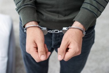 Metal kelepçeli, geçmişi bulanık, yakın plan.