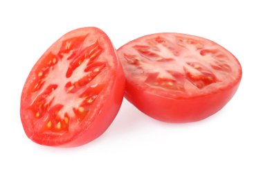 Olgun kırmızı domates parçaları beyaza izole edilmiş.