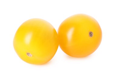 İki olgun sarı domates, beyaz üzerinde izole edilmiş.