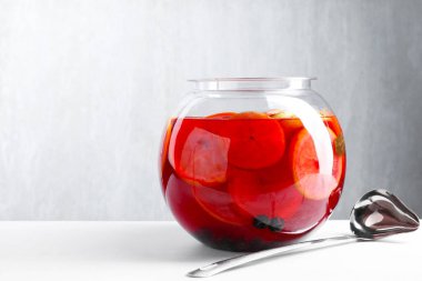 Beyaz masada lezzetli meyveli punç, mesaj için yer var. Tazeleyici içecek.