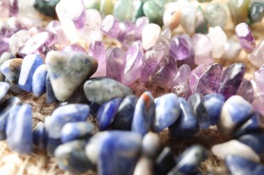 Masanın üzerinde bir sürü şifalı taş var.