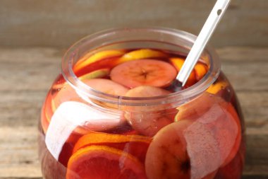 Ahşap masada meyveli kokteyl, yakın plan. Tazeleyici içecek.