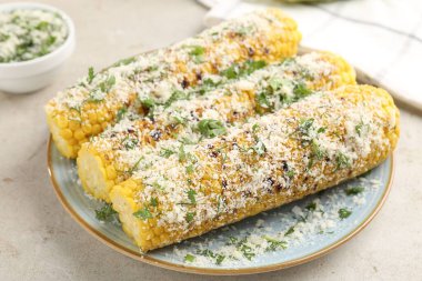 Maydanozlu ve peynirli mısır koçanları ışık masasında, yakın plan.