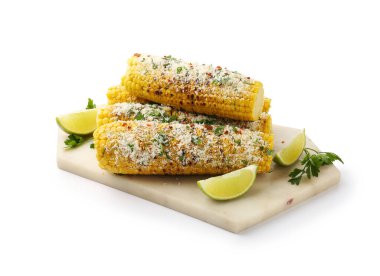 Maydanozlu, peynirli ve limonlu ızgara mısır koçanı.