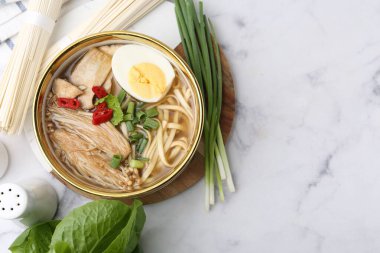Beyaz mermer masa üzerinde Enoki ve Kral istiridye (eryngii) mantarlı lezzetli ramen, düz. Metin için boşluk