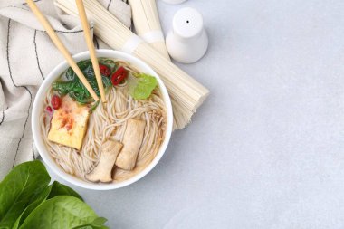 Beyaz masadaki eryngii mantarlı ve enoki ve kral istiridyeli ramen, düz. Metin için boşluk