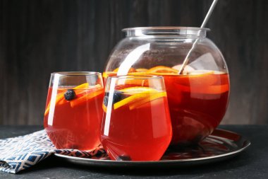 Siyah masada meyveli punç, yakın plan. Tazeleyici içecek.