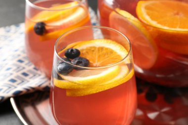 Siyah masada meyveli punç, yakın plan. Tazeleyici içecek.