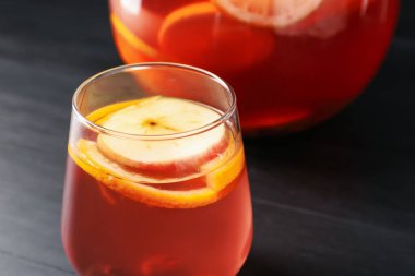 Siyah ahşap masada meyveli punç, yakın plan. Tazeleyici içecek.