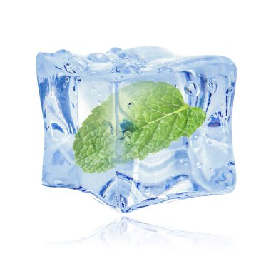 Beyaz zemin üzerinde temiz buz küpünün içinde taze nane yaprağı