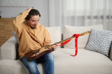 Hayaller gerçek olur. Evde gitarı olan heyecanlı bir adam, mesaj için yer var.