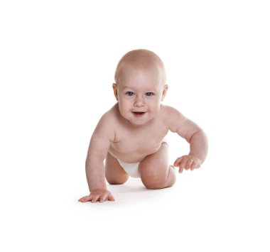 Beyaz arka planda bebek bezi takmış şirin bir bebek.