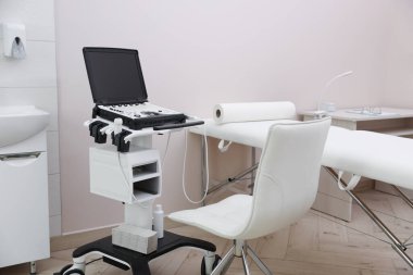 Modern ultrason makinesi ve klinikte muayene yatağı