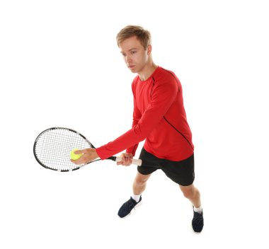 Beyaz arka planda tenis raketi ve topu olan bir adam.