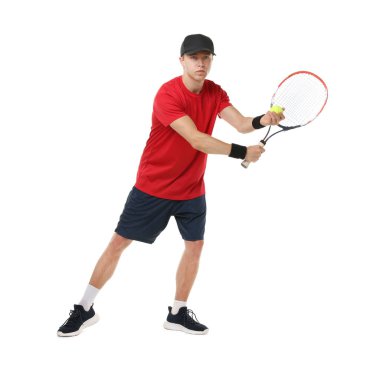 Beyaz arka planda tenis raketi ve topu olan bir adam.