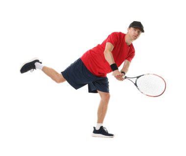 Beyaz arka planda tenis raketi olan bir adam.