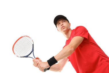 Beyaz arka planda tenis raketi olan adam, düşük açılı görüş.