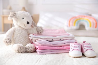 Temiz bebek kıyafetleri, ayakkabılar ve aksesuarlar kapalı yatak örtüleri, yakın çekim