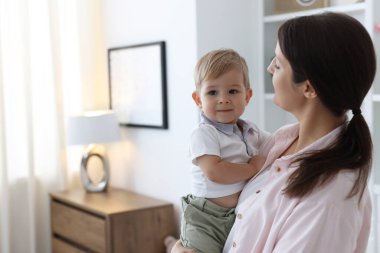 Anne ve küçük tatlı bebeği evde, mesaj için yer var.