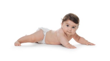 Beyaz arka planda bebek bezi takmış şirin bir bebek.