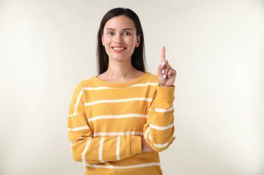 Güzel bir kadının parlak bir arka planı var.