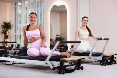 Stüdyodaki reformcular hakkında kadın ve pilates eğitmeni