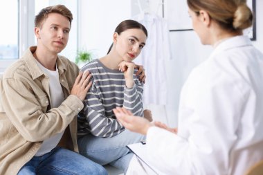 Tüp bebek (tüp bebek). Çiftin üreme kliniğinde doktorla randevusu var.