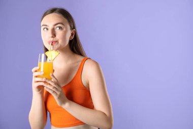 Kadın menekşe arka planında samandan ferahlatıcı içecek içiyor, metin için yer var.