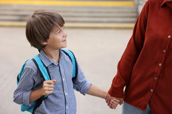 Anne oğlunu açık hava okuluna götürüyor, yakın çekim.