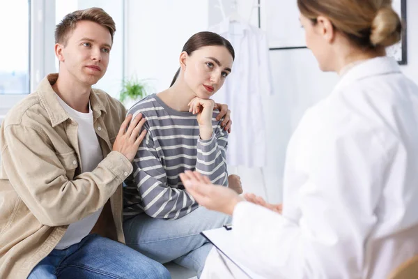 Tüp bebek (tüp bebek). Çiftin üreme kliniğinde doktorla randevusu var.