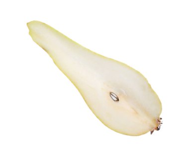 Olgun armut parçası beyaza izole edilmiş.