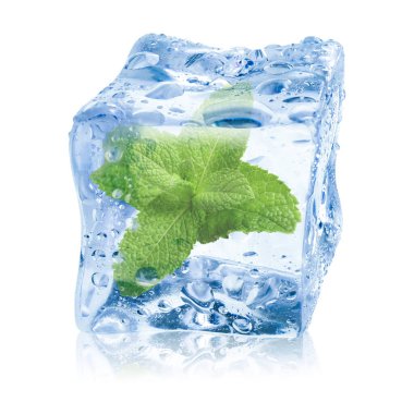 Beyaz zemin üzerinde temiz buz küpünün içindeki taze nane yaprakları