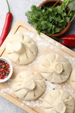 Pişmemiş khinkaliler (hamur tatlısı) ve hafif masada baharatlar, düz konum