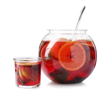 Beyaza izole edilmiş meyveli punç. Tazeleyici içecek.