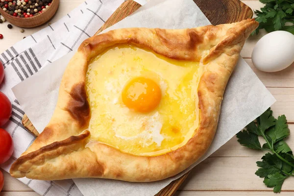 Tahta masada servis edilen peynir ve yumurtalı leziz khachapuri.